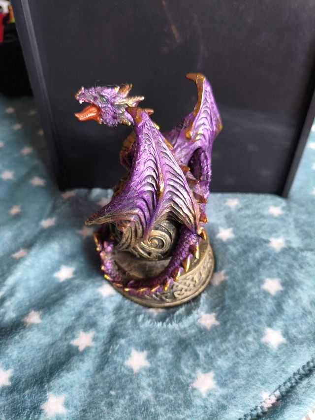 Dragón morado figura