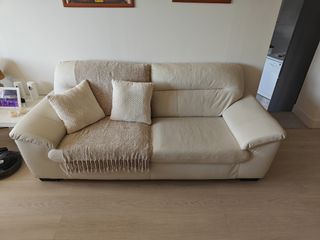 Sofá de piel sintética beige
