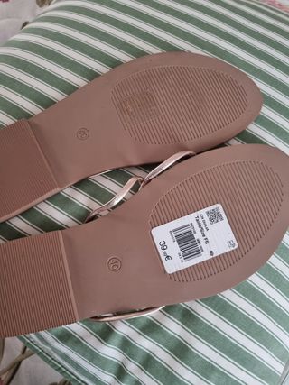 Sandalias planas de tiras cruzadas color dorado