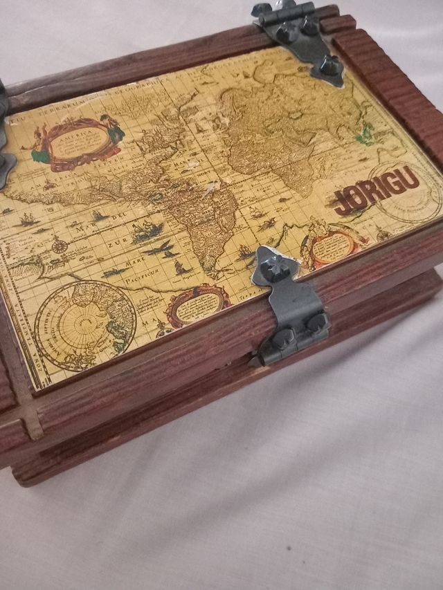 Caja madera vintage mapa mundo