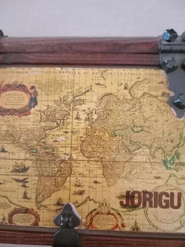 Caja madera vintage mapa mundo
