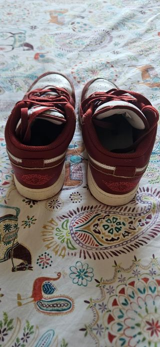 Zapatillas Nike Jordan rojas y blancas niños