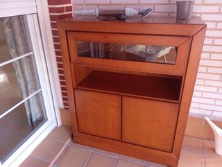 Mueble bueno de madera con vitrina
