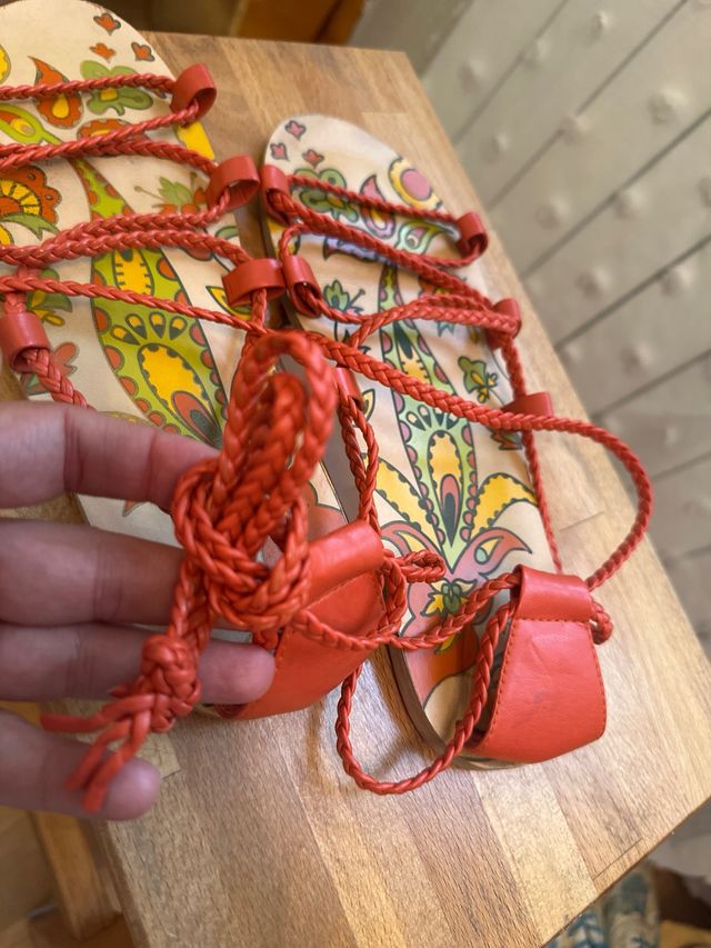 Sandalias atadas naranjas Zara