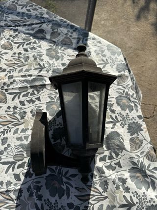 Aplique farol rústico exterior.