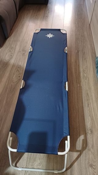 Tumbona azul plegable