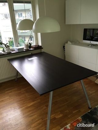 Mesa Ikea Galant negra oficina