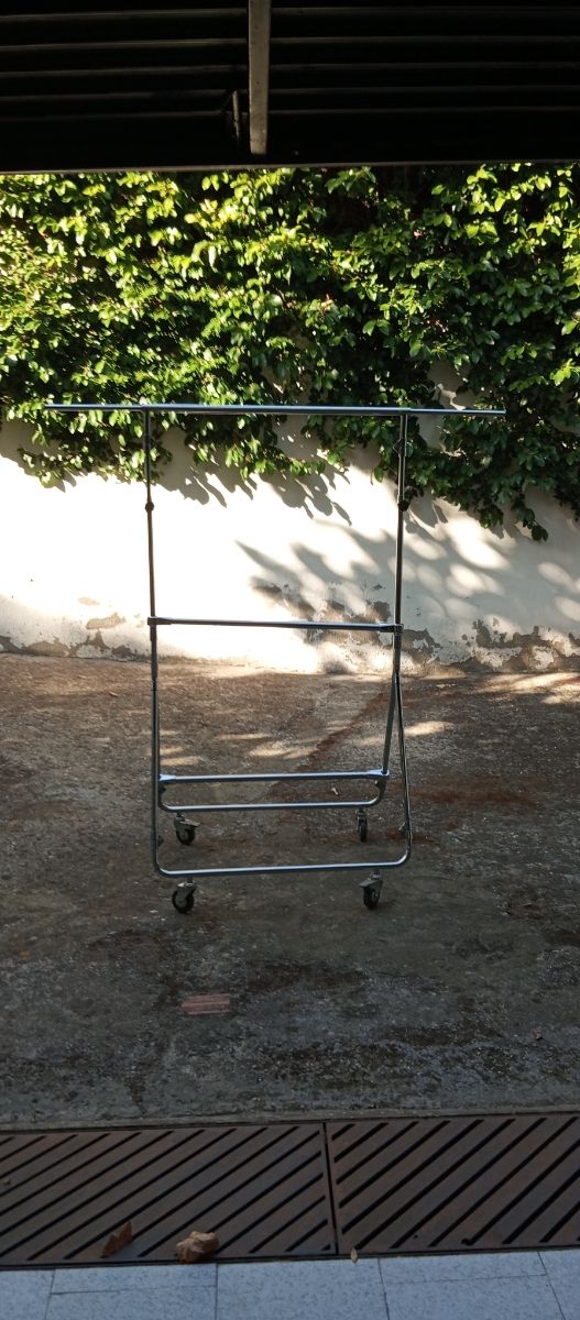 Perchero plegable metálico