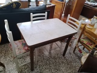 MESA COCINA EXTENSIBLE CON 3 SILLAS