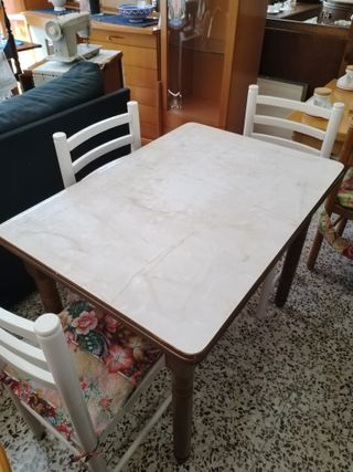 MESA COCINA EXTENSIBLE CON 3 SILLAS