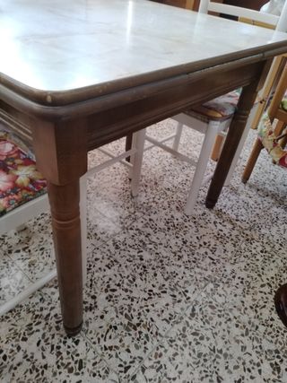 MESA COCINA EXTENSIBLE CON 3 SILLAS