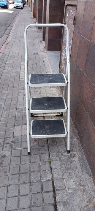 Escalera plegable de hierro de 3 peldaños 