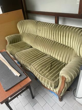 Sofá antiguo verde