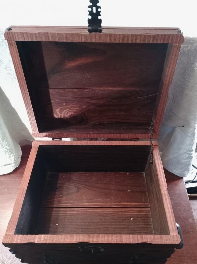 Caja madera antigua con herrajes