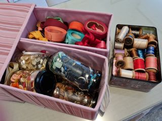 Cosas de costura: cintas, botones, hilos