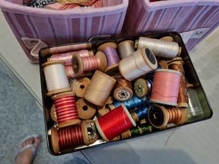 Cosas de costura: cintas, botones, hilos