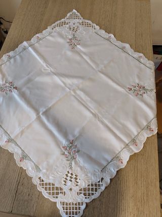 Centrotavola ricamato con pizzo