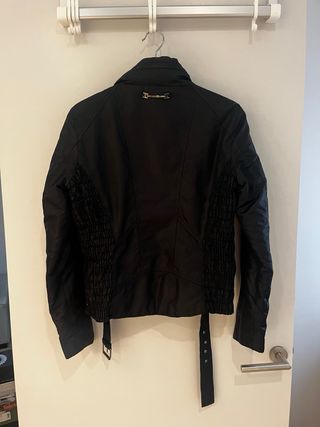 Chaqueta Zara negra y roja 