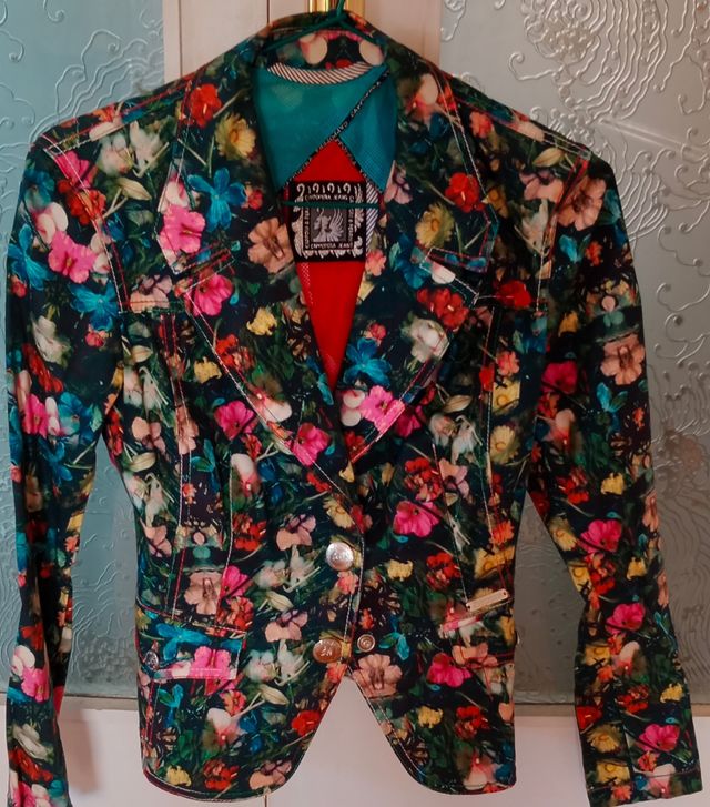 Cazadora Cappopera floral.