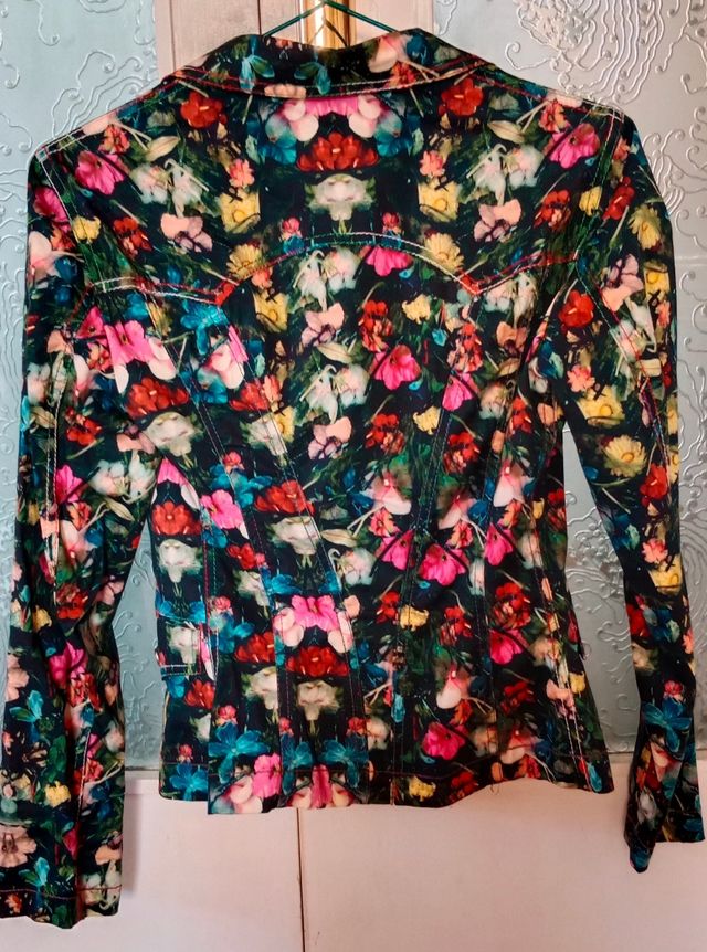 Cazadora Cappopera floral.