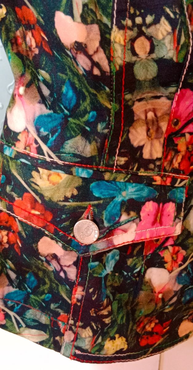 Cazadora Cappopera floral.