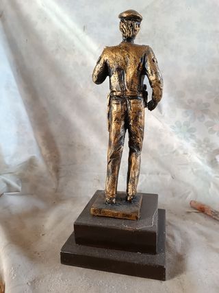 Figura Policía local metalizada con peana de mader