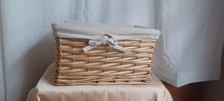 Cesta mimbre forrada lino. Almacenaje