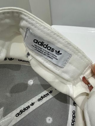 Gorra Adidas blanca c/3 rayas