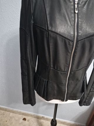 Chaqueta negra piel sintética