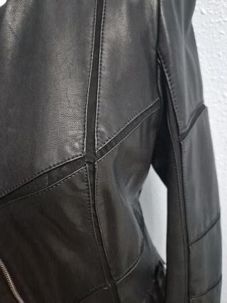 Chaqueta negra piel sintética