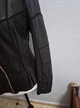 Chaqueta negra piel sintética