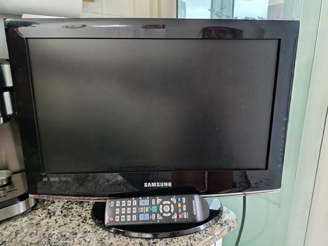 Smart TV Samsung 18" negra con mando.