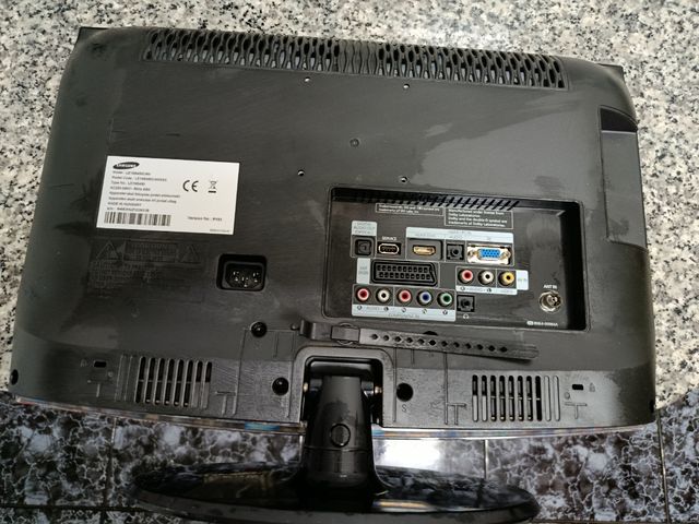 Smart TV Samsung 18" negra con mando.