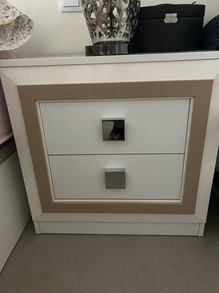 Dormitorio: cómoda + espejo + mesitas de noche