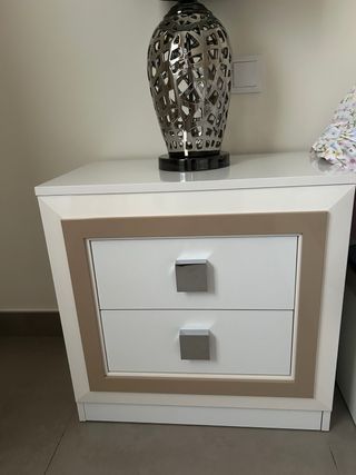 Dormitorio: cómoda + espejo + mesitas de noche