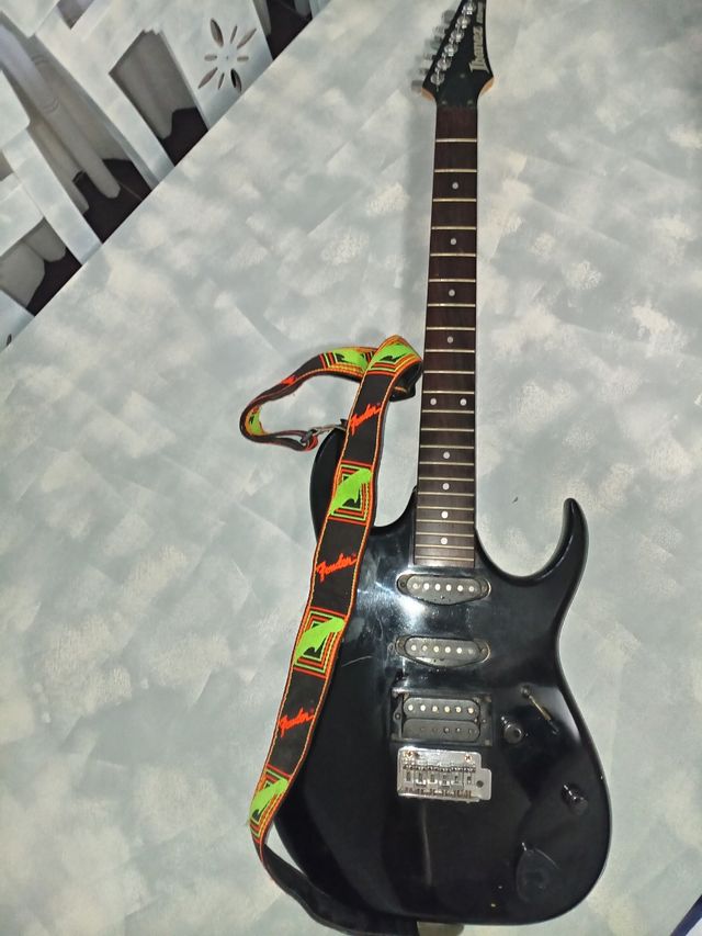 Guitarra Ibanez + Amplificador Peavey