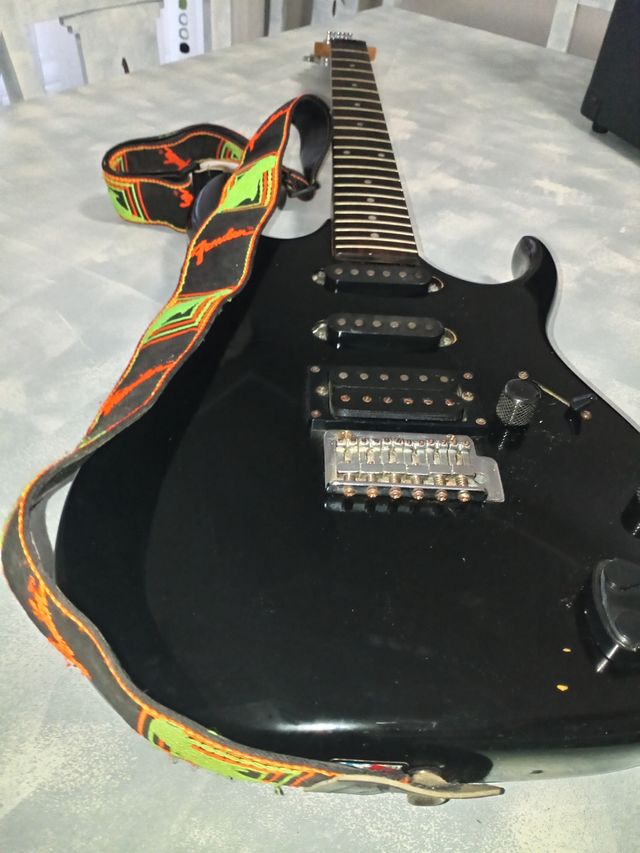 Guitarra Ibanez + Amplificador Peavey