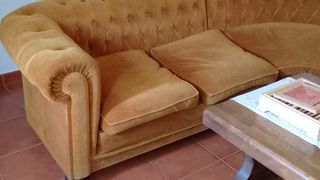 Sofá Chester terciopelo marrón dorado