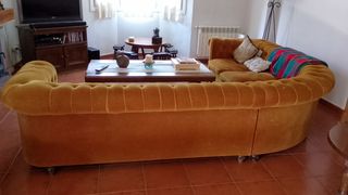 Sofá Chester terciopelo marrón dorado