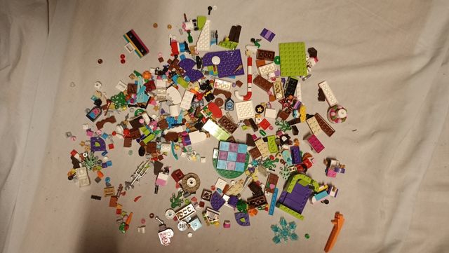 UN SACCO DI VARI PEZZI LEGO