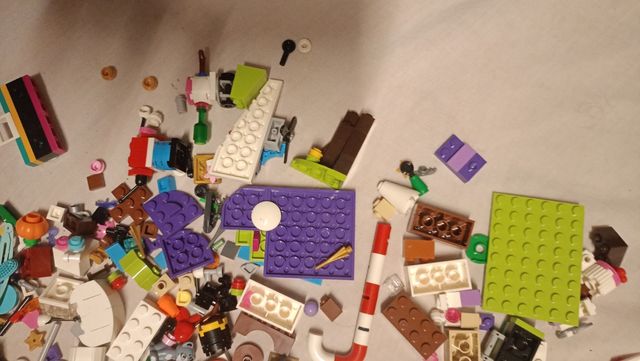 UN SACCO DI VARI PEZZI LEGO