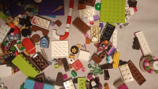 UN SACCO DI VARI PEZZI LEGO