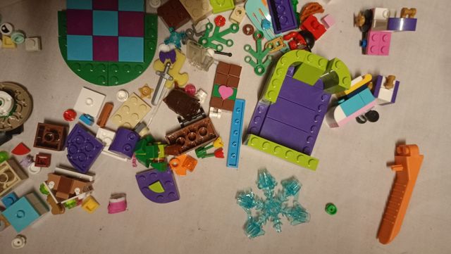 UN SACCO DI VARI PEZZI LEGO