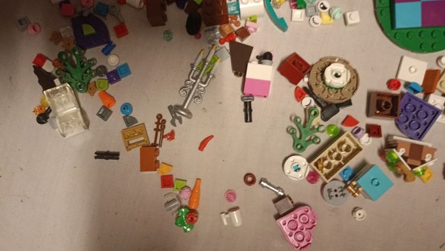 UN SACCO DI VARI PEZZI LEGO