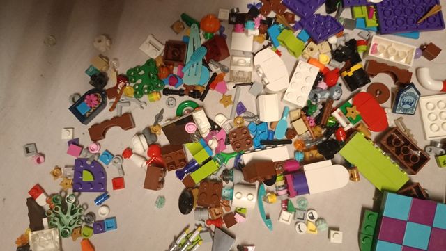 UN SACCO DI VARI PEZZI LEGO
