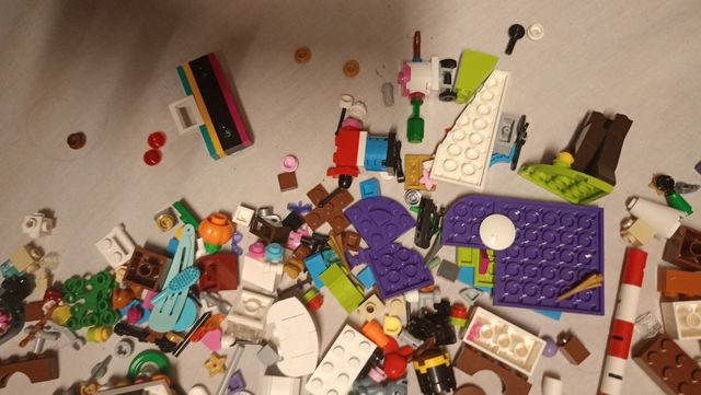 UN SACCO DI VARI PEZZI LEGO