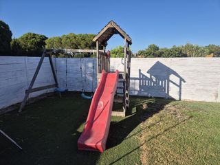 Parque infantil madera con tobogán y columpios 
