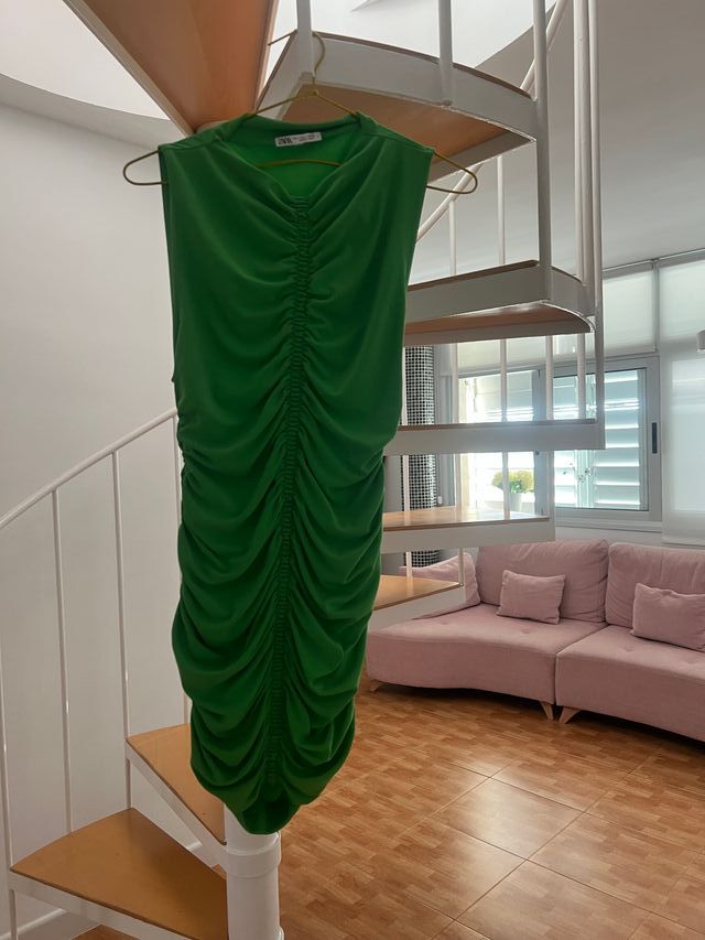 Vestido midi Zara verde