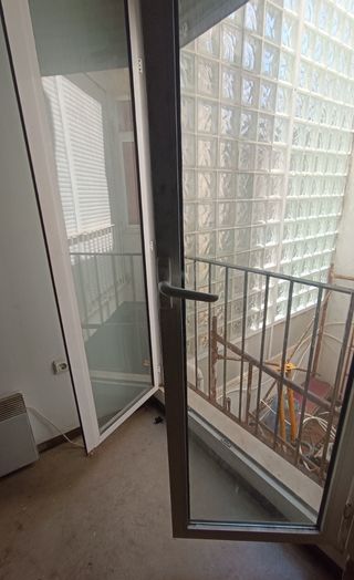Ventana abatible aluminio con persiana