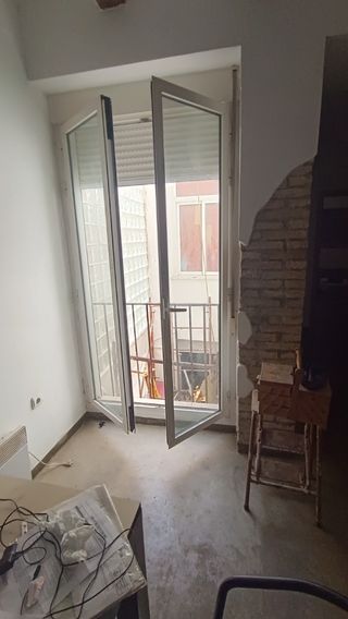 Ventana abatible aluminio con persiana